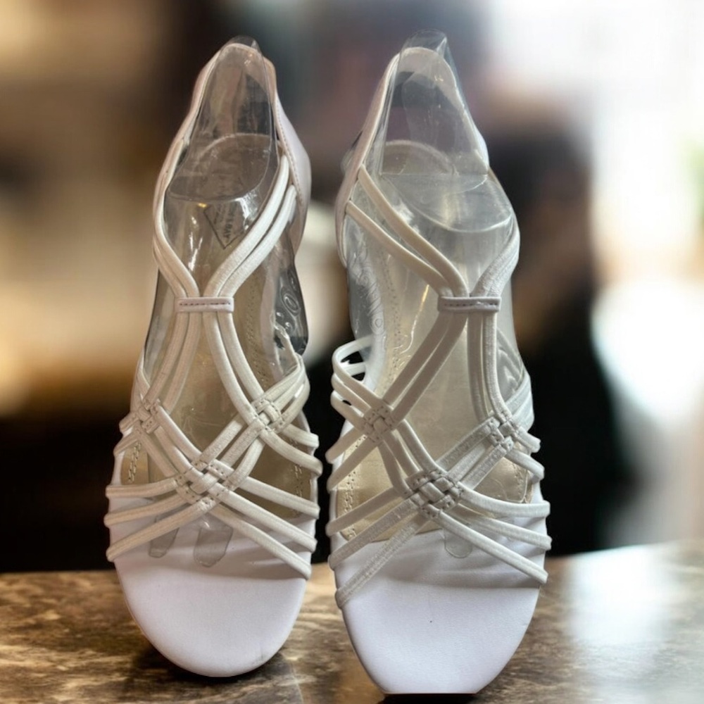 St. John’s Bay Women’s White‎ Strappy Sandals Size 8.5 Slip On Casual